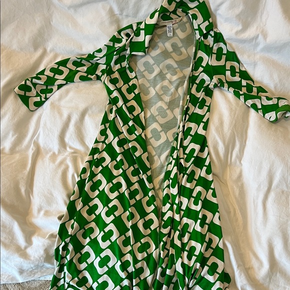 Diane Von Furstenberg Dresses & Skirts - Diane Von Furstenberg Green and White Geometric Wrap Dress
